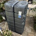 Zwei graue Flachtanks mit je 500 Litern Fassungsvermoegen, angeliefert und noch verpackt