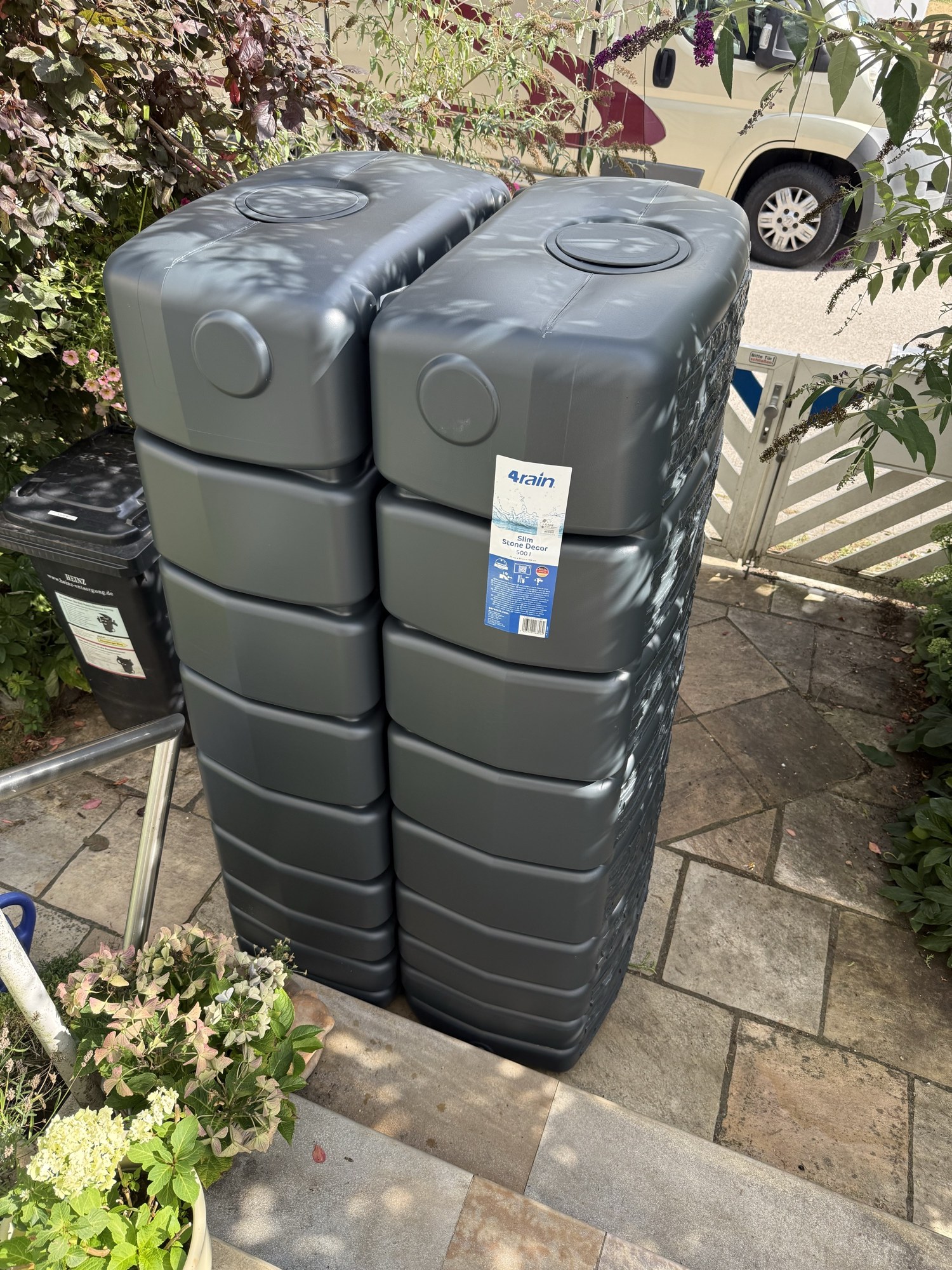 Zwei graue Flachtanks mit je 500 Litern Fassungsvermoegen, angeliefert und noch verpackt